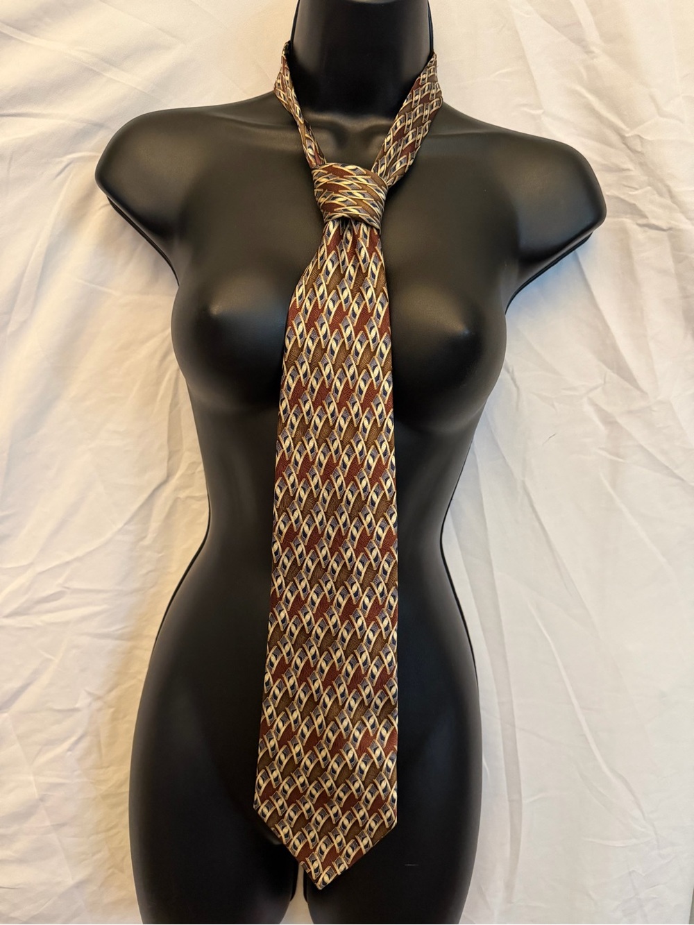 Classic Patterned Men's 100 % Silk Tie in Brown and Gold